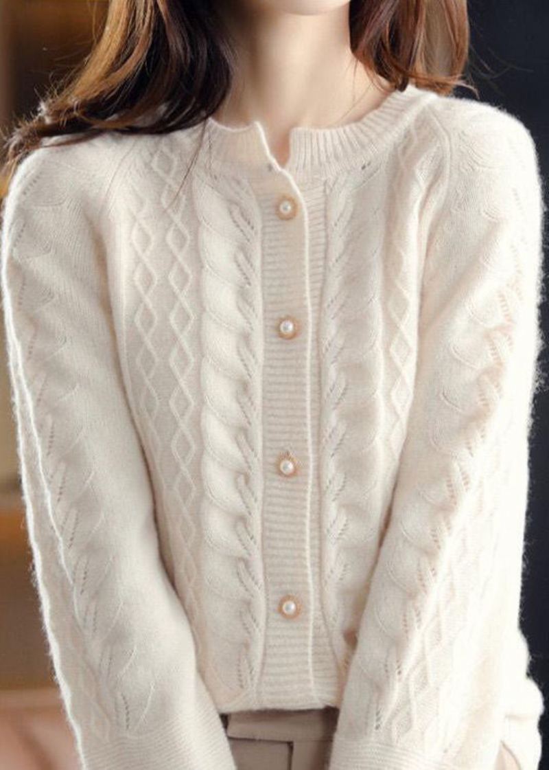 Beau Cardigan En Tricot De Laine Beige À Col Rond Et Boutons De Perles Hiver