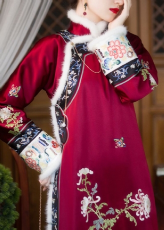 Col En Fausse Fourrure Rouge Vintage Bouton Brodé Côté Ouvert Cheongsam En Soie Épaisse À Manches Longues