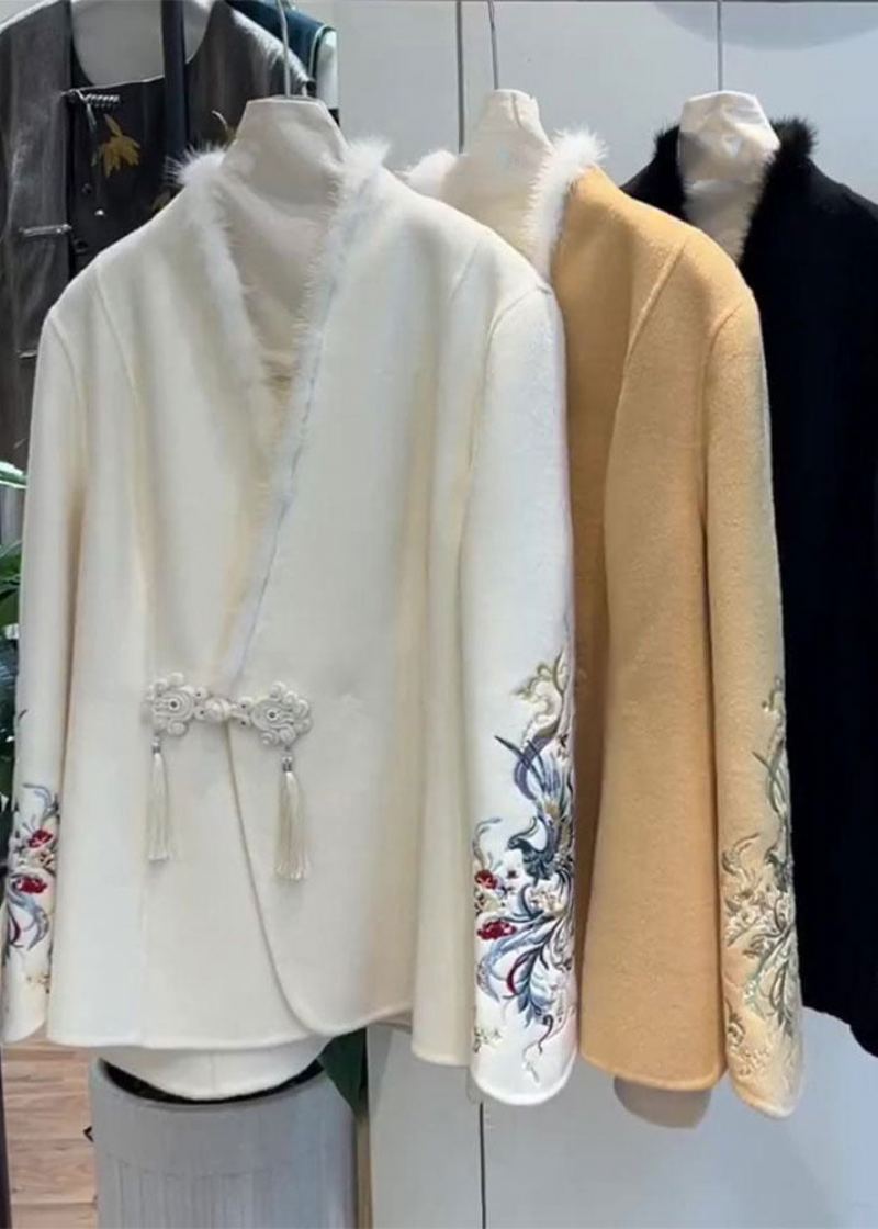 Manteau En Laine Boutonné Avec Col En Fourrure Blanche Et Manches Longues